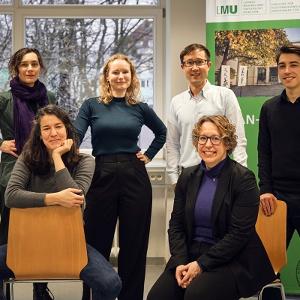 Our research team Antonia Vesting, Anne-Sophie L. König, Stefanie Schwarte, Yosuke Buchmeier, Gabriele Vogt, and Alexander Dekant (from left to right) | © LCproductions Our research team Antonia Vesting, Anne-Sophie L. König, Stefanie Schwarte, Yosuke Buchmeier, Gabriele Vogt, and Alexander Dekant (from left to right)