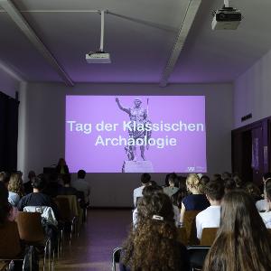 Schüler und Schülerinnen beim Tag der Klassischen Archäologie im Großen Hörsaal