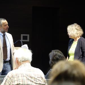 Zwei Wissenschaftler im Gespräch bei einem Abendvortrag