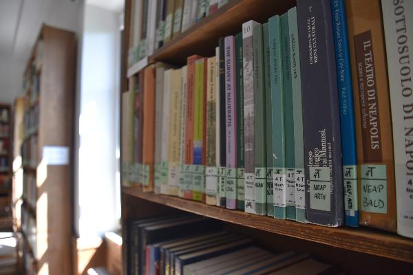 Bücher in der Bibliothek der Klassischen Archäologie