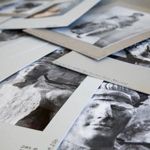Einblick in die historischen Fotomappen der Fotothek