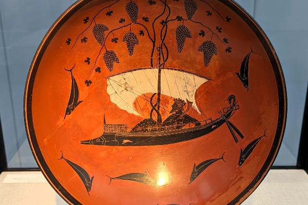 Meisterwerk der attischen Vasenmalerei: Die Exekiasschale (ca. 540–530 v. Chr.) in den Staatlichen Antikensammlungen München.