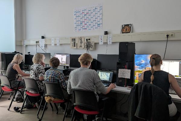 Studierende der Klassischen Archäologie im CIP-Pool.