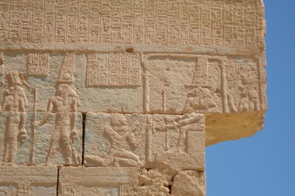 Der lokale Herrscher Wenamun vor dem Gott Amun, Ostwand des Pronaos.
