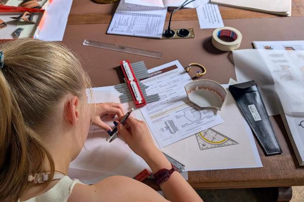Praxisnahe Lehre: Studierende beim Üben von Profilzeichnungen archäologischer Keramik