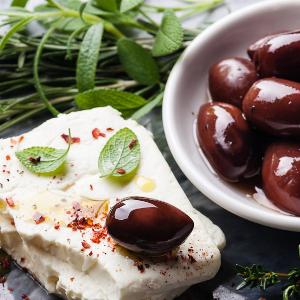 Oliven und Ziegenkäse