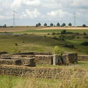 Sommerliche Landschaft mit einigen Ruinen von Steinmauern