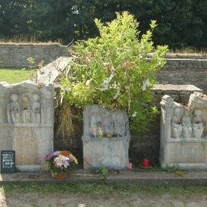 Matronenheiligtümer - drei steinerne Heiligtümer, in die reliefartig jeweils drei sitzende Frauen eingearbeitet sind.