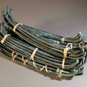 Bar ingots bundled and tied with bast.