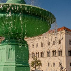 Ansicht LMU-Hauptgebäude mit Brunnen