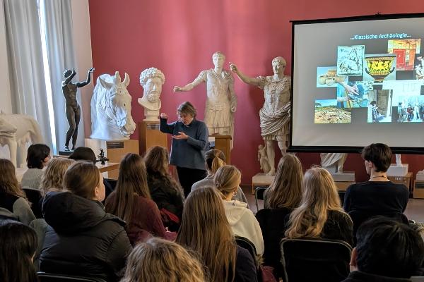 Prof. Dr. Bielfefdt mit Schülerinnen und Schülern im Gartensaal des MfA.