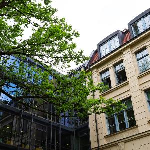 Blick von Salinenhof auf die Bibliothek und das alte Gebäude des Historicums