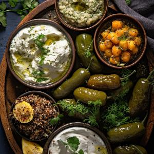 Eine Platte mit mediterranen Speisen