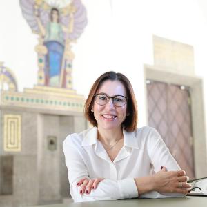 Profilbereich mit einem Zitat von Dr. Nevra Lischewski: „Sprache zeigt sich in vielfältigen Formen – überall dort, wo sie verwendet und gelebt wird.“ Daneben befindet sich ein Porträtfoto von Dr. Lischewski, Dozentin für Turkologie und Osmanistik an der LMU München.