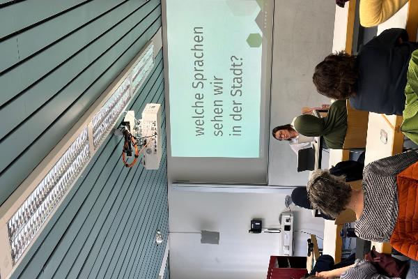Dozentin stellt Studierenden im Rahmen eines interaktiven Workshops das Projekt „Visible Turkish“ und Methoden der Linguistic-Landscape-Forschung vor.