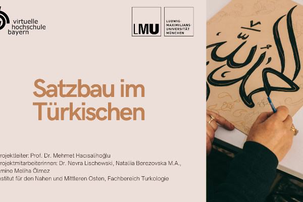 IndTitelgrafik der Lerneinheit „Satzbau im Türkischen“ mit den Logos der Virtuellen Hochschule Bayern und der LMU München. Rechts ist eine Person zu sehen, die arabische beziehungsweise osmanische Kalligrafie mit einem Pinsel auf Papier gestaltet. Links steht der Titel der Lerneinheit auf hellem Hintergrund.ividuelle Bildbeschreibung optional