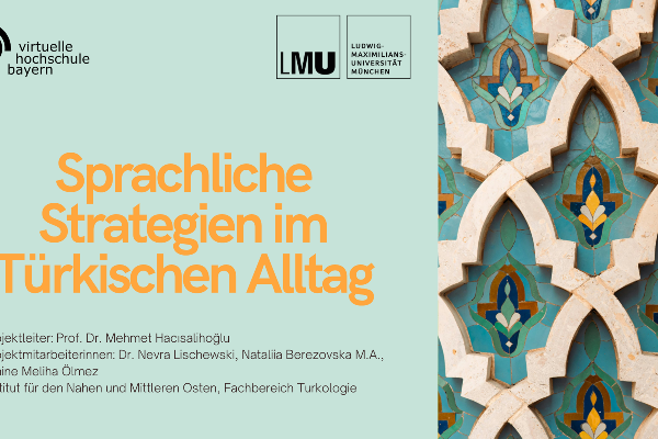 Titelgrafik der Lerneinheit „Sprachliche Strategien im türkischen Alltag“ mit den Logos der Virtuellen Hochschule Bayern und der LMU München. Rechts ist ein Ausschnitt einer dekorativen Wandgestaltung mit sich wiederholenden geometrischen und floralen Ornamenten in Türkis-, Blau-, Beige- und Goldtönen zu sehen. Links steht der Titel der Lerneinheit auf einem hellgrünen Hintergrund.