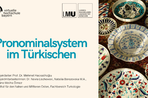 Titelgrafik der Lerneinheit „Pronominalsystem im Türkischen“ mit den Logos der Virtuellen Hochschule Bayern und der LMU München. Rechts sind mehrere dekorative Keramik- und Porzellanteller mit traditionellen türkischen Blumen- und Ornamentmustern in Blau-, Rot- und Türkistönen zu sehen. Links steht der Titel der Lerneinheit auf hellem Hintergrund.