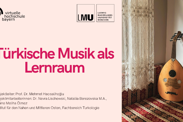 Titelgrafik der Lerneinheit „Türkische Musik als Lernraum“ mit den Logos der Virtuellen Hochschule Bayern und der LMU München. Rechts ist eine traditionelle türkische Laute (Ud) zu sehen, die in einem wohnlichen Innenraum neben einem Fenster mit Spitzenvorhang steht. Links steht der Titel der Lerneinheit auf einem hellen Hintergrund.