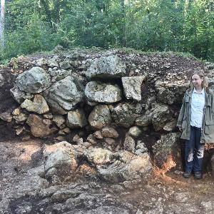 The picture shows the outer façade of the inner wall of the Stätteberg. It is a dry stone wall that is still around 1.8 m high and made of very large limestones.