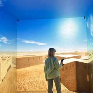 Frau mit VR-Brille in einem Raum mit archäologischer Projektion