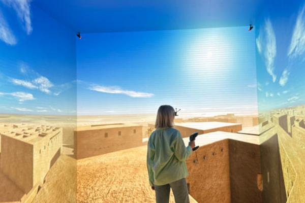 Frau mit 3D-Brille vor archäologischer Simulation