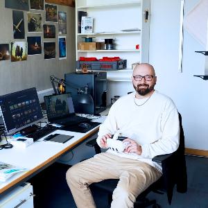 Artist Thomas Simeth M.A. at work in his office