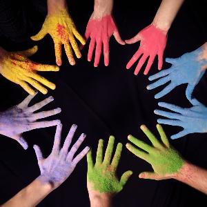 Bunte, vielfältige Hände berühren sich, einen Kreis bildend