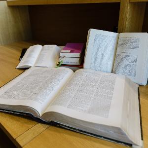 Aufgeschlagenen Bücher auf Tisch