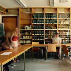 Seminarraum mit einigen Studierenden