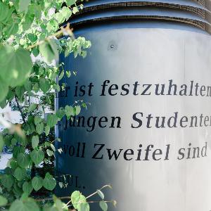 Säule vor dem Philologicum mit Kafka-Zitat