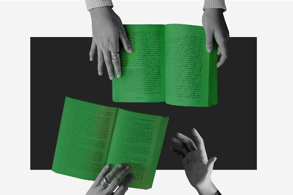 Offene Bücher und Hände auf Tisch