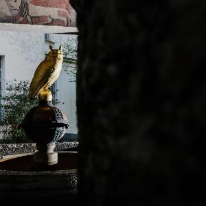 Eulenstatue im Hof