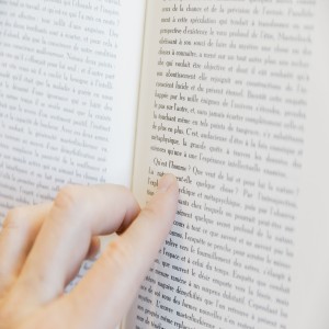 Finger auf Buchseite