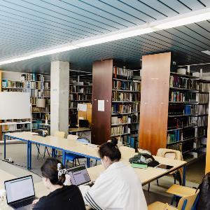 Studierende in Bibliothek