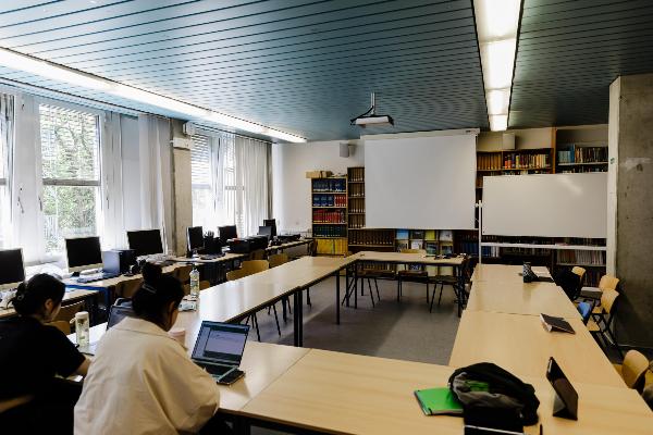 Studierende an Schreibtischen