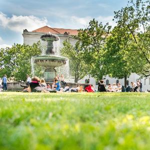 Studierende auf dem Geschwister-Scholl-Platz | © LMU Studierende auf dem Geschwister-Scholl-Platz