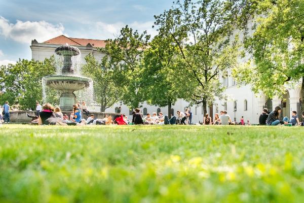 Studierende auf dem Geschwister-Scholl-Platz | © LMU Studierende auf dem Geschwister-Scholl-Platz