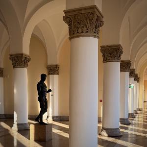 Halle mit Speerträger