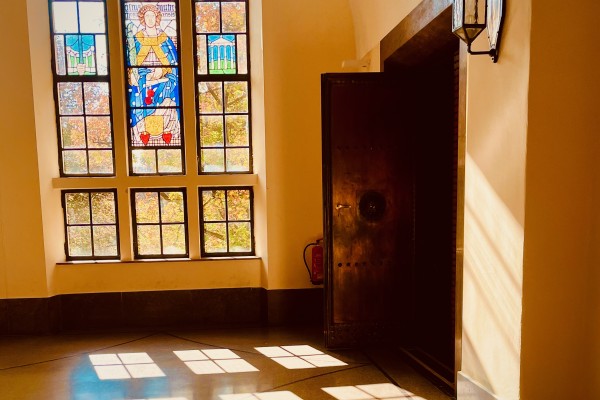 Glasfenster Hauptgebäude Aula