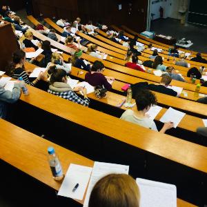 Studenten bei Klausur im Hörsaal | © Matthias Springer Studenten bei Klausur im Hörsaal