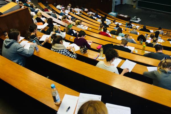Studenten bei Klausur im Hörsaal