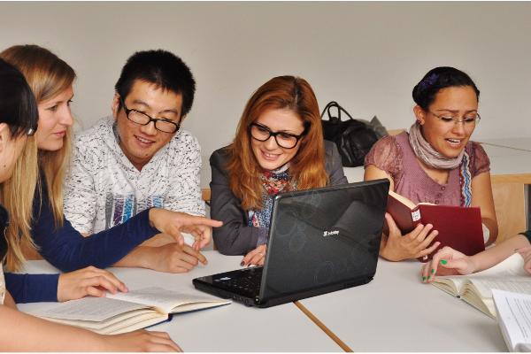 Studierende bei Gruppenarbeit | © Matthias Springer Studierende bei Gruppenarbeit