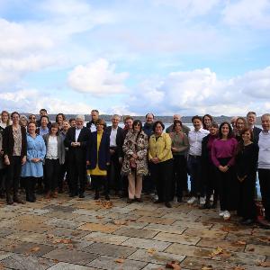 Gruppenbild des Symposiums am Starnberger See in Tutzing
