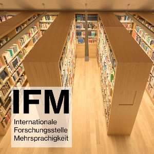 IFM Logo vor Bücherregal