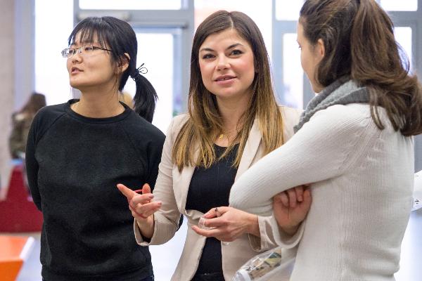Studentinnen im Gespräch