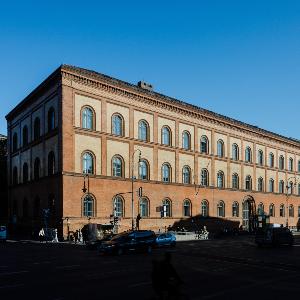 Backsteingebäude der Leopoldstraße 13