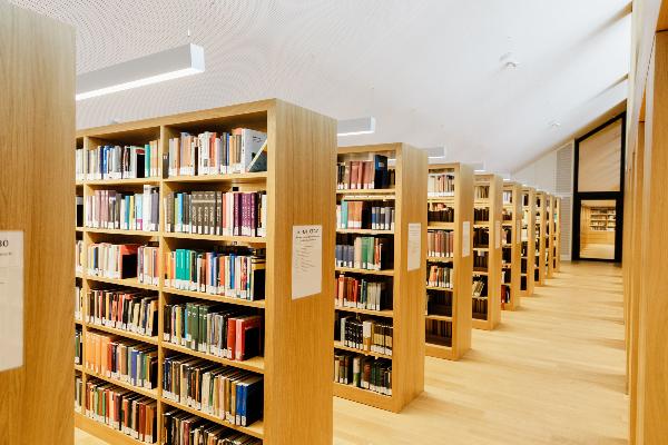 Regale im Philologicum | © David Klein Regale im Philologicum