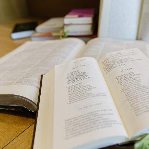Aufgeschlagenen Bücher auf Tisch