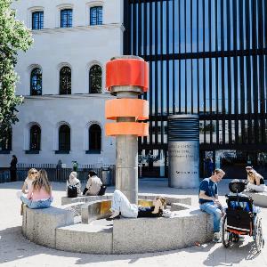 Brunnen vor dem Philologicum mit Studierenden